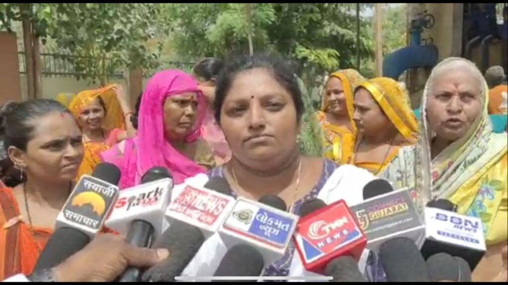 protest by danteshwar female citizens regarding bad drinking water problem vadodara news netafy news