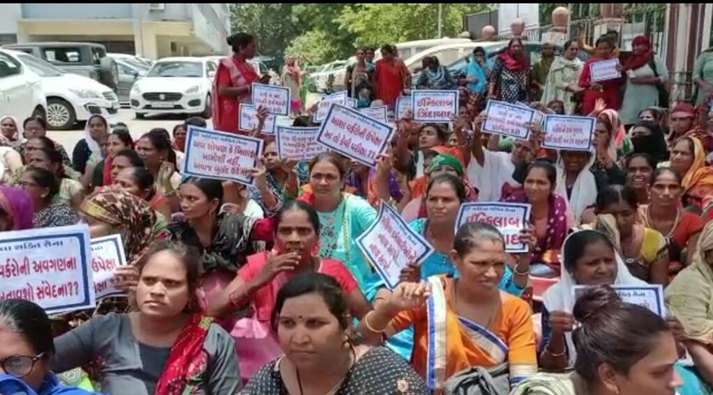 Protest by Women ashaworker at collector office vadodara news netafy news